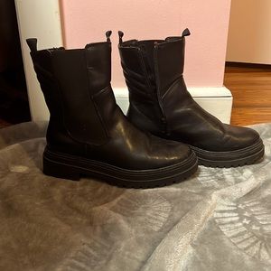 Black hunter boots with platform bottom